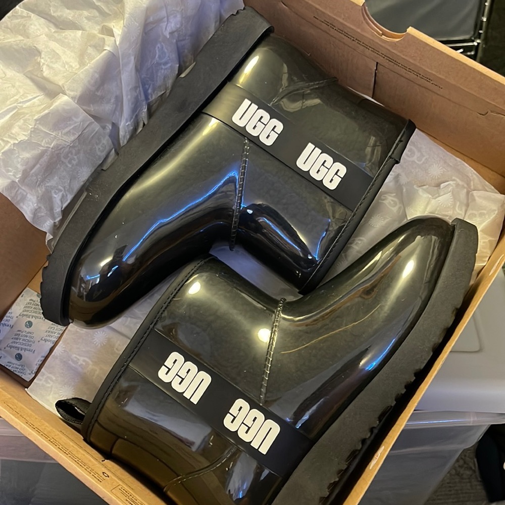 BRAND NEW WATERPROOF UGGS BIG KIDS SIZE 5 (WOMEN, BIG GIRL, OR BIG BOY)